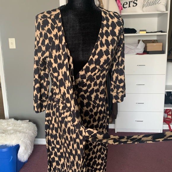 Julian Two Geometric Print [TRUE] Wrap Dress - Picture 7 of 10